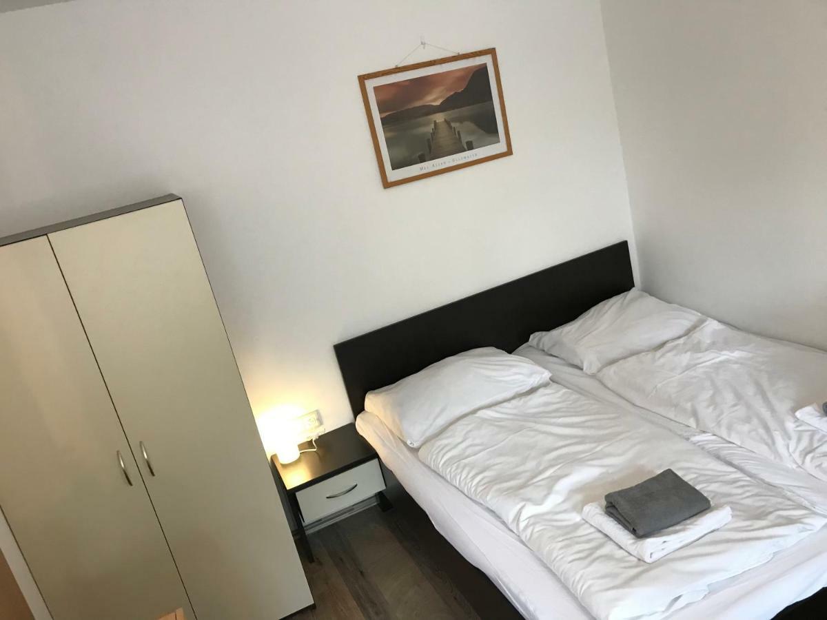 Penzion Nova Hospoda Prag Exteriör bild